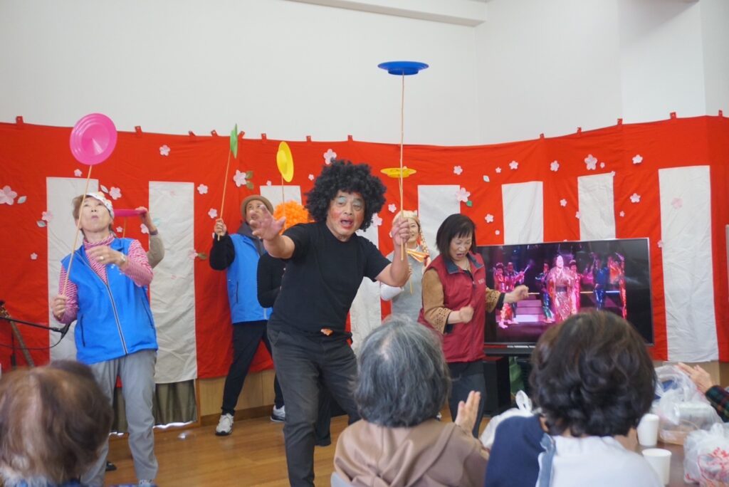 のぎくの会お花見の様子。皿回しで会場が盛り上がっています。