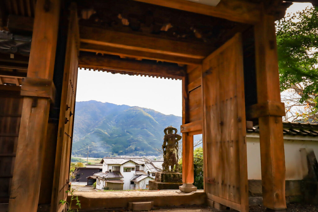 山門から霊山を望むイメージ写真