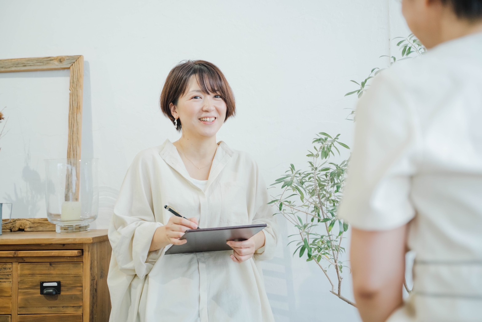 女性の不調に寄り添うサロン「Lupinus」二ノ宮 ゆうこさんが問診をしている様子