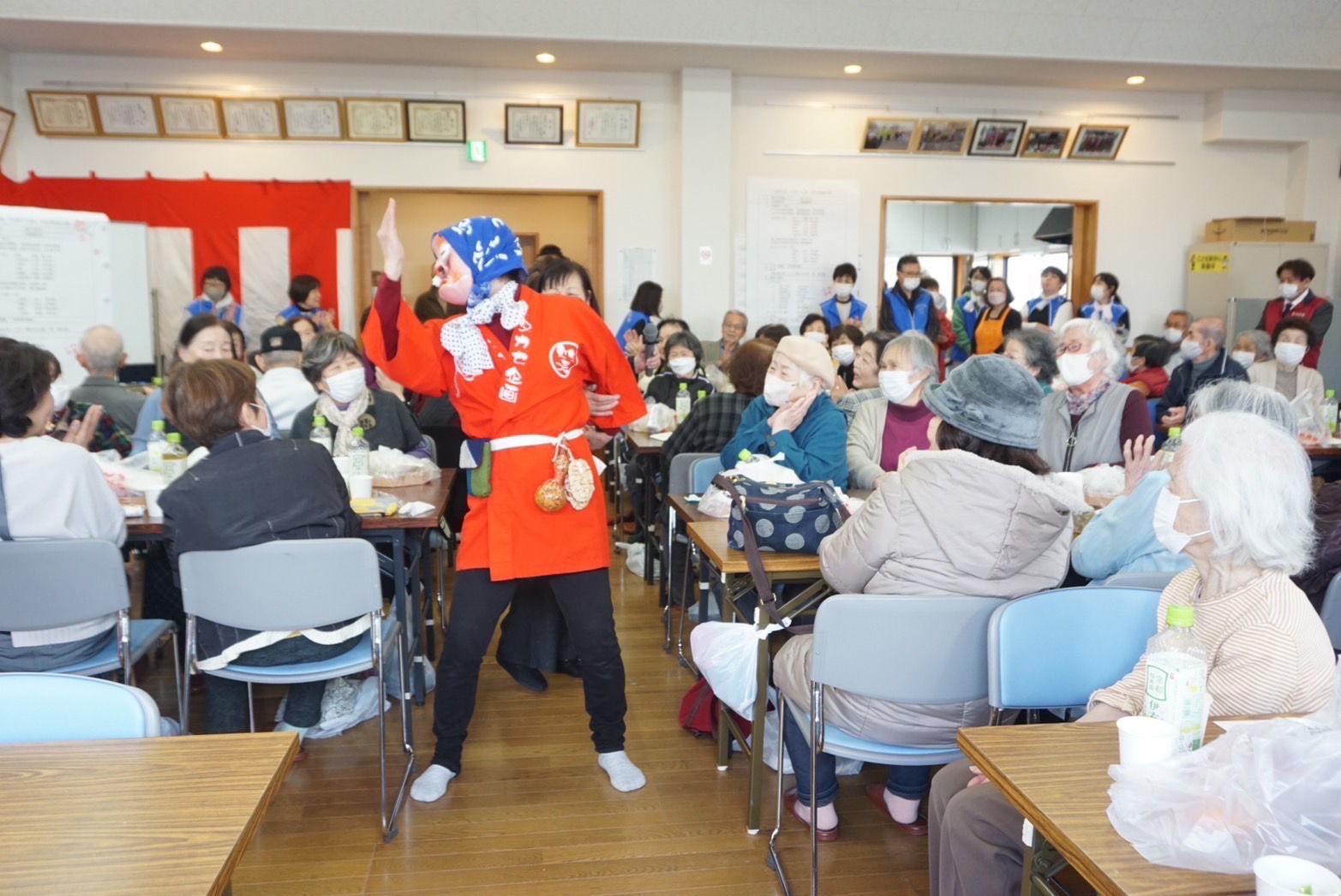 のぎくの会のお花見の様子。ひょっとこ踊りが披露されています。