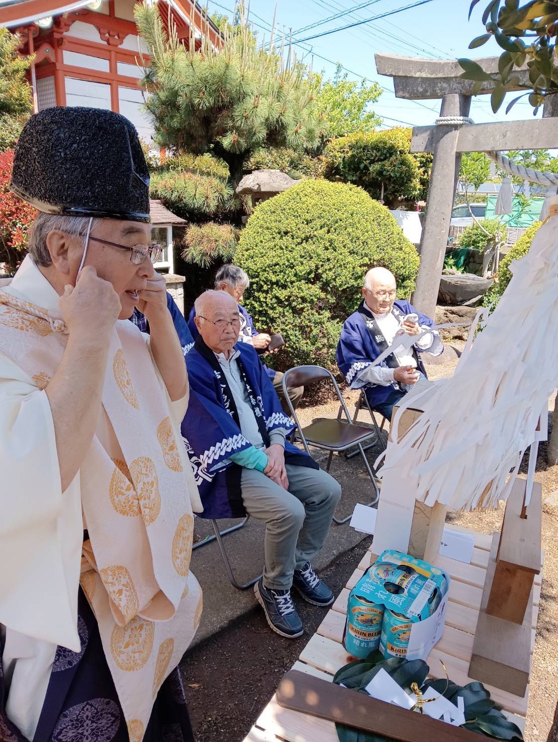 大石公民館で開催された五穀豊穣祭の様子。滝尾の若宮社からお越しの長山宮司が神事を執り行っている場面。