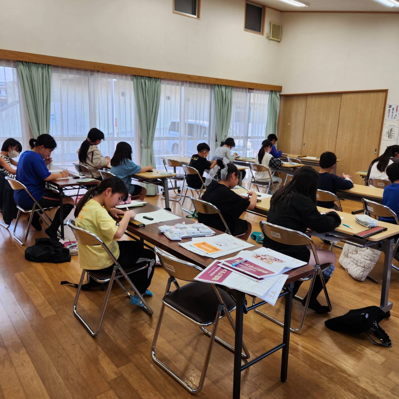 今村珠算教室の様子。子どもたちがそろばんを勉強しています。