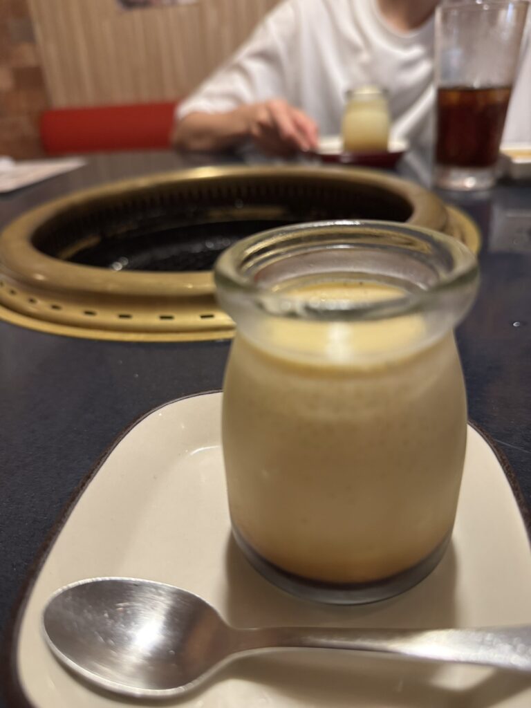 絶品!デザートの手作りプリンの写真。