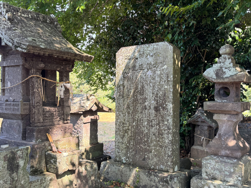 歳神社境内にある石碑。静かな自然に囲まれた境内に石碑が悠然と建っています。
