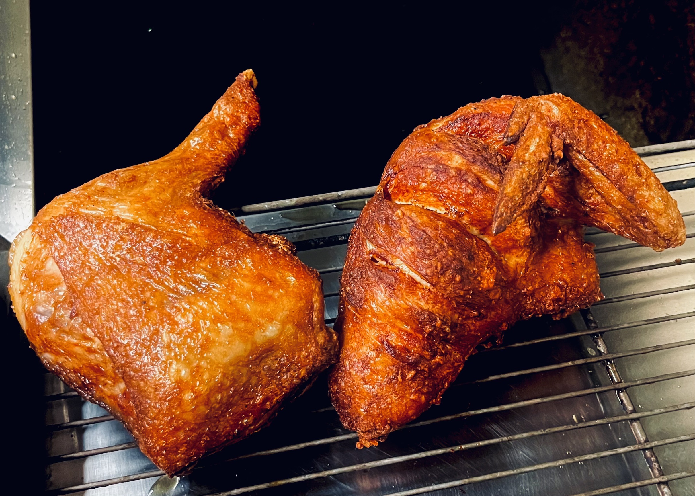 看板メニューの「若どり4分の1からあげ」の写真。こんがりときつね色にあがった若鳥のからあげが食欲をそそる写真です。