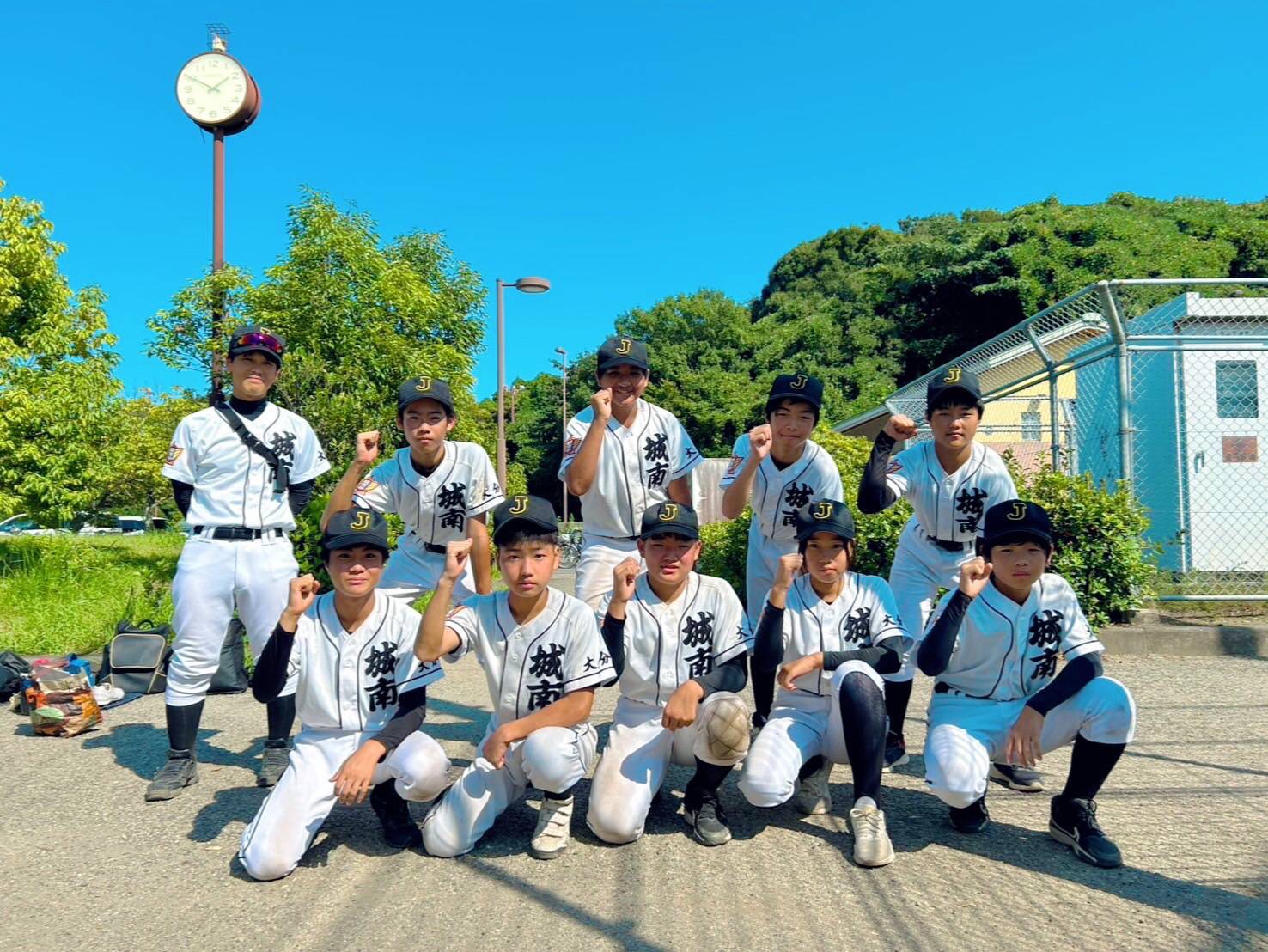 城南中学校野球部のみなさん。城南のロゴが入ったユニフォームでカメラに向かってガッツポーズをしています。