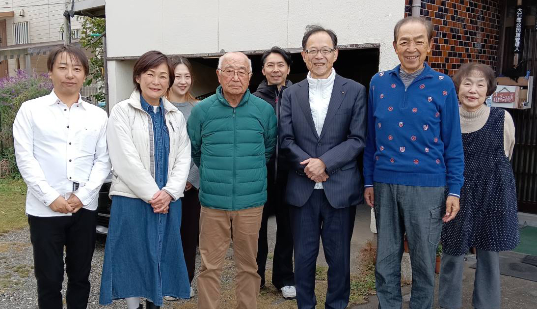荏隈校区会長の望月さんと佐藤知事が建物前で並んで撮影された集合写真